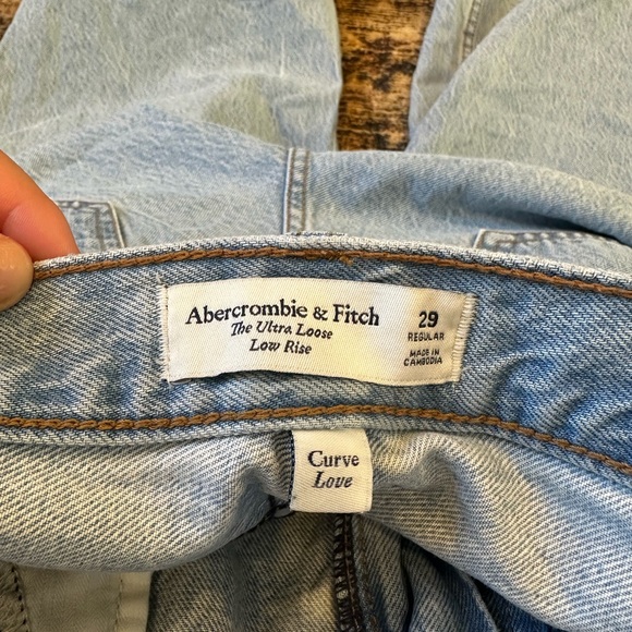 Abercrombie & Fitch Light Blue Relaxed Jeans - Picture 2 of 7